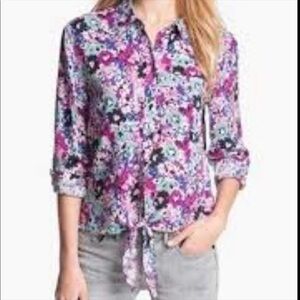 TWO by VINCE CAMUTO floral button front tie top
